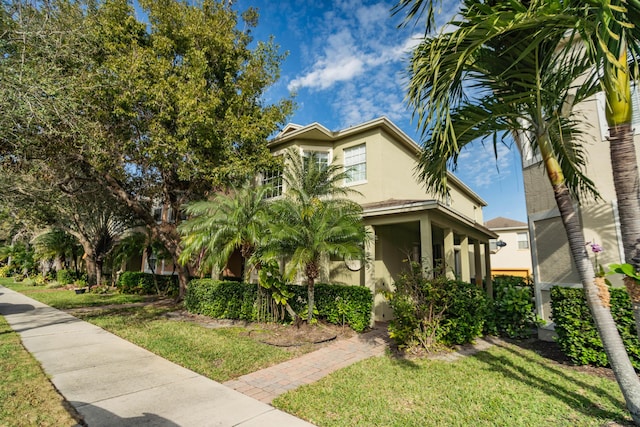 view of front of home featuring a front yard