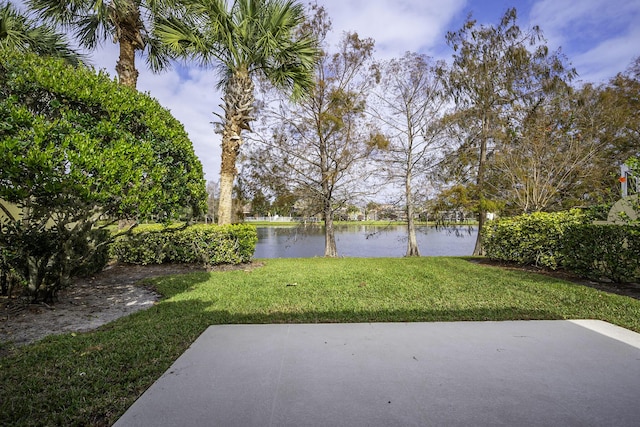 view of yard featuring a water view