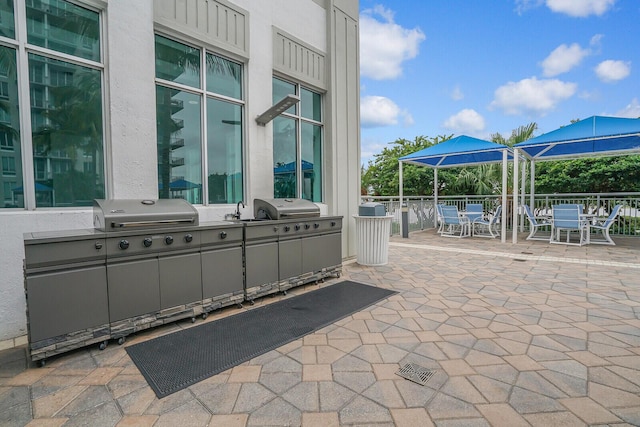 view of patio with an outdoor kitchen and grilling area