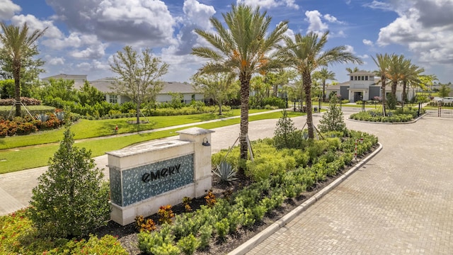 view of property's community featuring a lawn