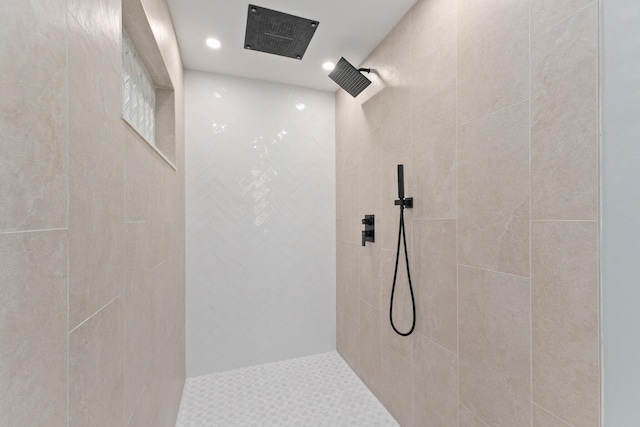 bathroom featuring a tile shower