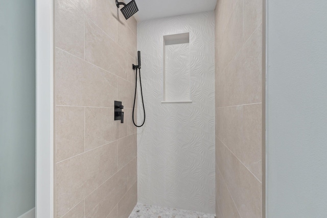 bathroom featuring a tile shower