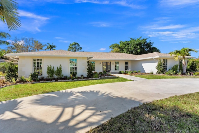 ranch-style home featuring a front lawn