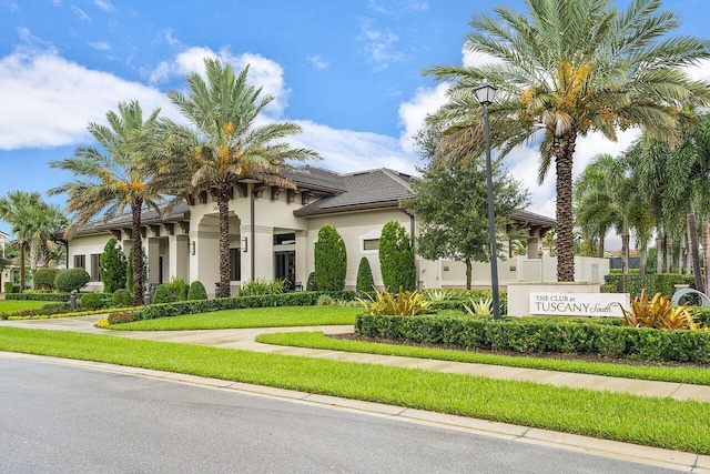 view of front of property featuring a front yard