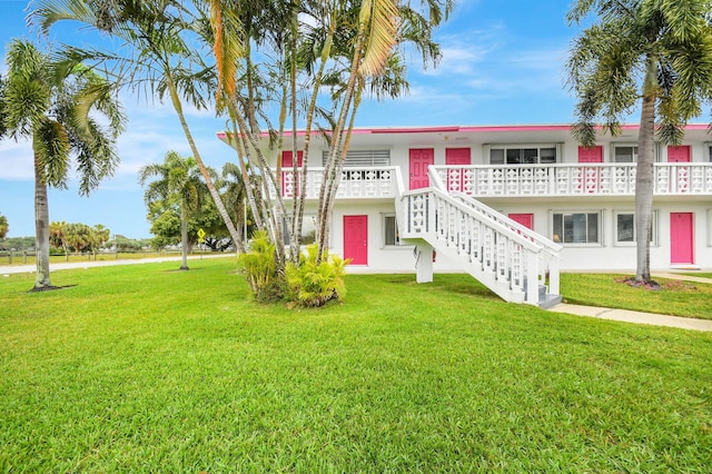 view of front of home featuring a front yard