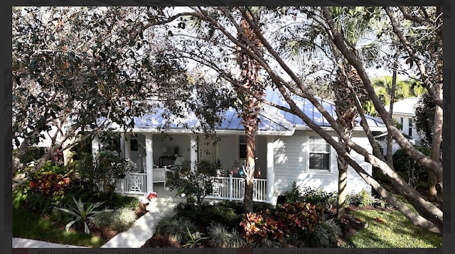 view of front facade featuring covered porch