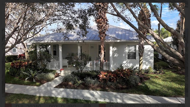 view of front of home featuring a porch