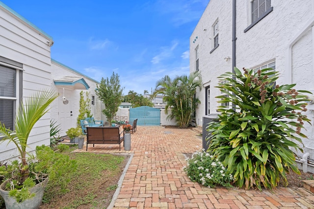 view of yard featuring an outdoor hangout area and a patio area