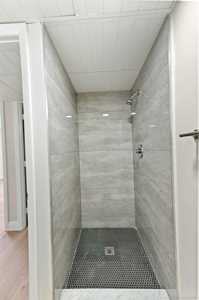 bathroom featuring tiled shower