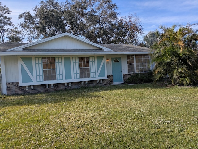 view of front of house with a front lawn