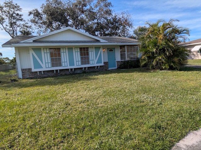 view of front of property featuring a front lawn