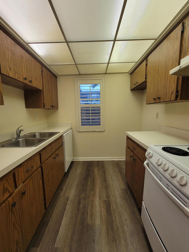 kitchen with sink, white appliances, dark hardwood / wood-style floors, and a drop ceiling