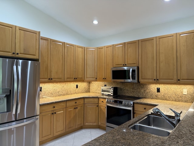 kitchen featuring tasteful backsplash, sink, stainless steel appliances, and lofted ceiling