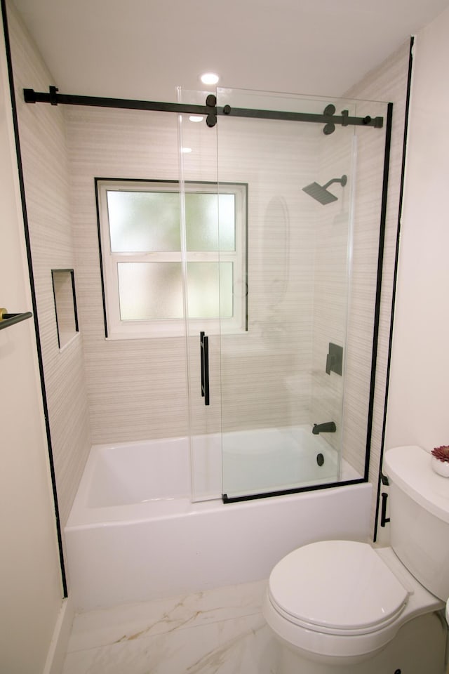 bathroom with combined bath / shower with glass door and toilet