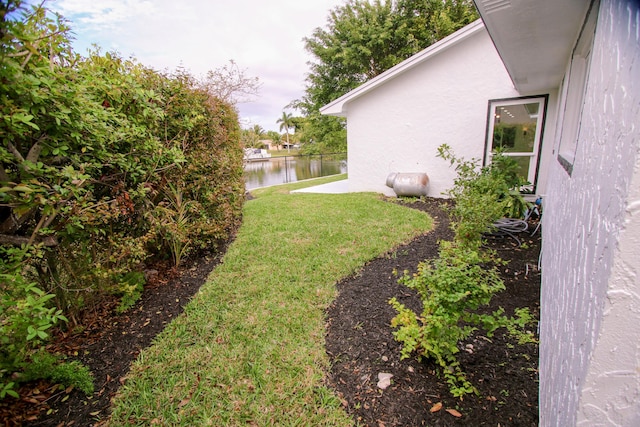 view of yard featuring a water view