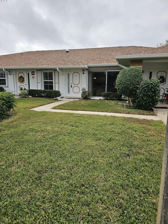 ranch-style home featuring a front lawn