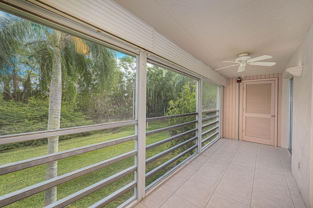 unfurnished sunroom with ceiling fan