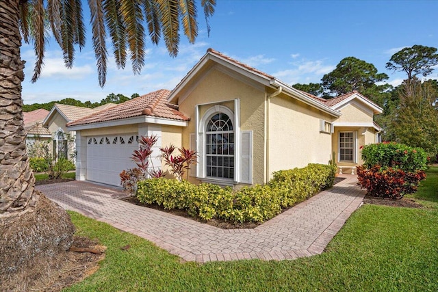 view of front facade featuring a garage