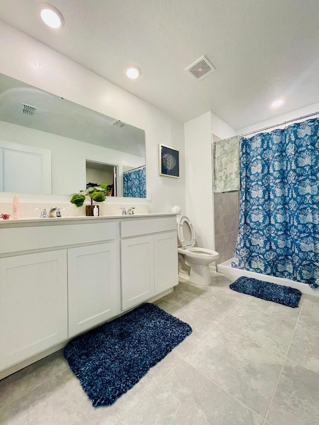 bathroom with toilet, vanity, and curtained shower