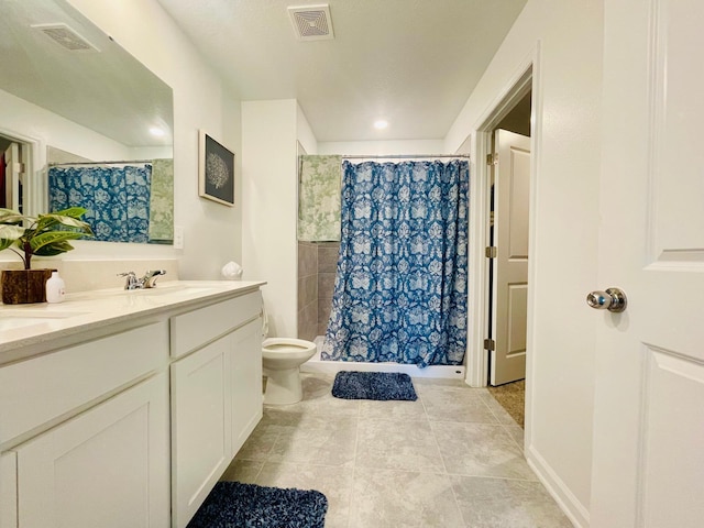 bathroom with toilet, a shower with shower curtain, and vanity