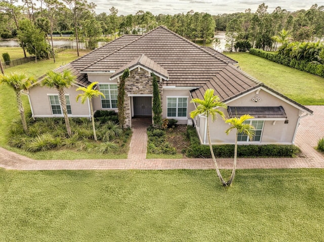 view of front of house featuring a front lawn