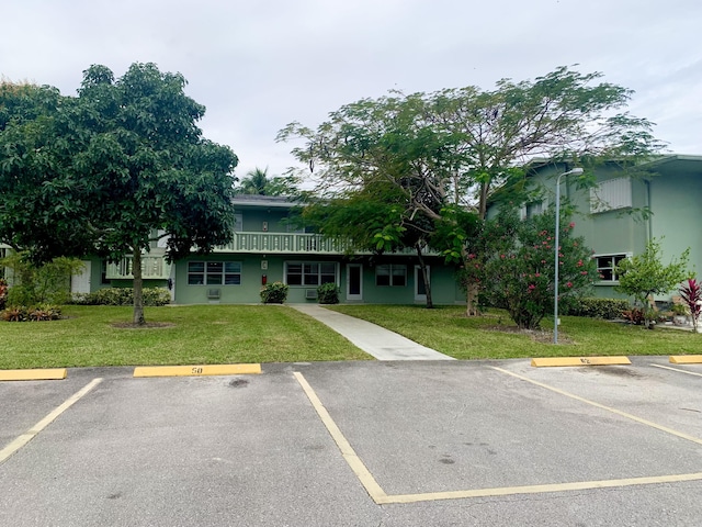 view of front of house featuring a front yard