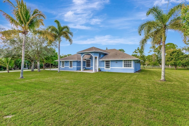 single story home with a front lawn