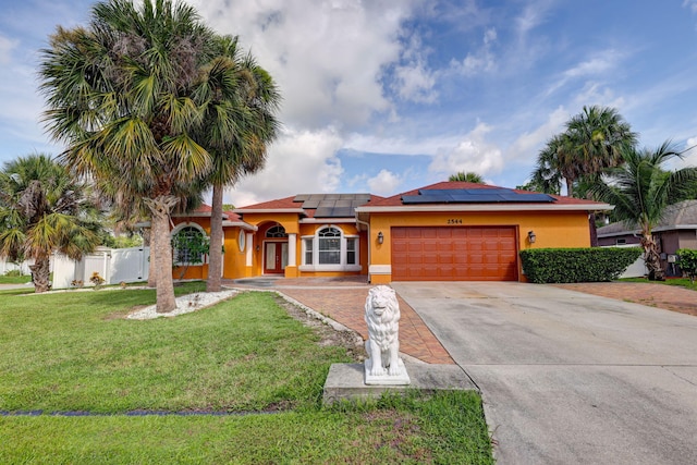 view of front of property featuring a front yard and a garage