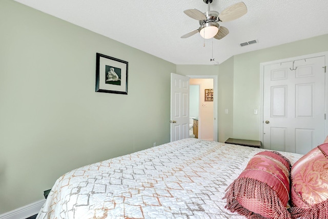 bedroom featuring a textured ceiling, ceiling fan, and a closet