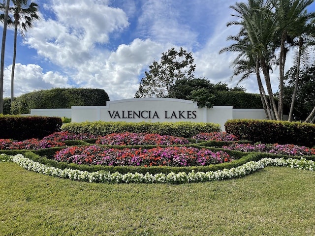 community / neighborhood sign with a yard