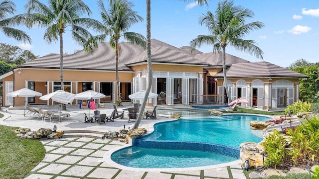 view of swimming pool featuring a patio