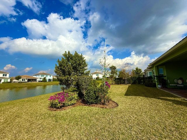 view of yard featuring a water view