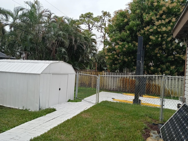 view of yard with a shed