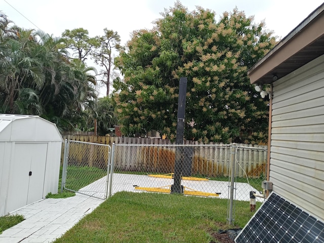 view of yard featuring a storage shed