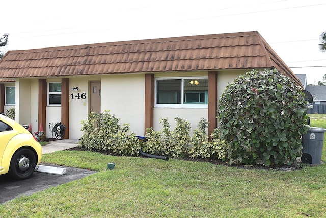 view of front of property with a front yard