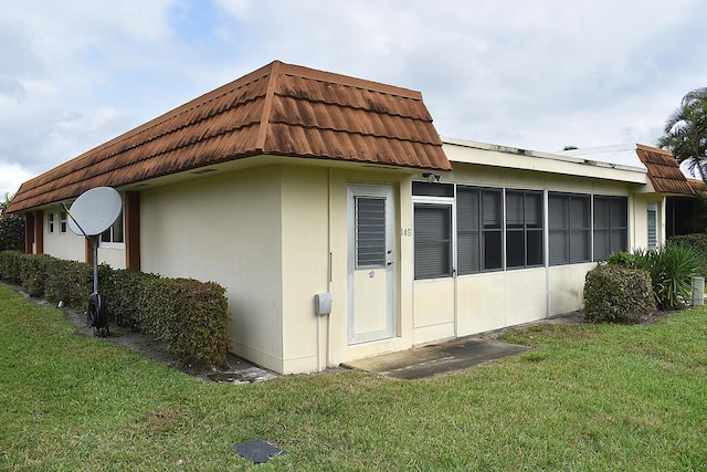 view of side of property featuring a lawn