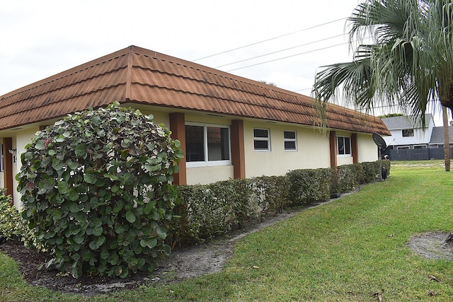 view of side of property featuring a yard