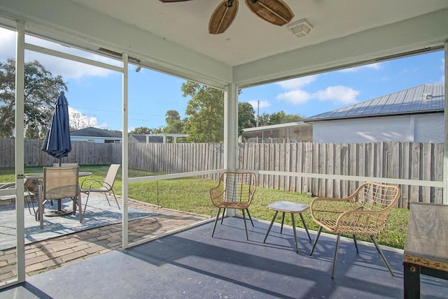 sunroom with ceiling fan