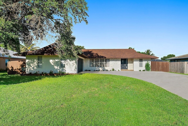 ranch-style house featuring a front yard