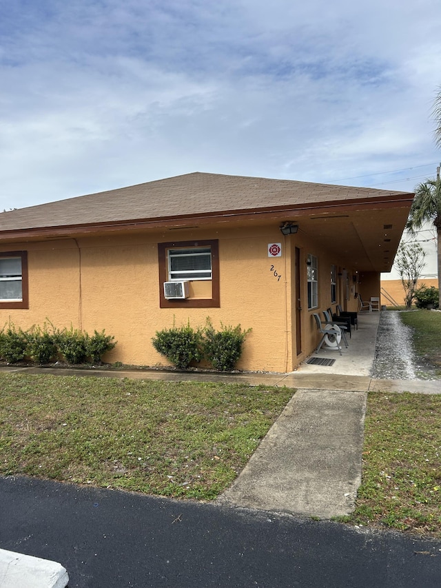 view of front facade featuring cooling unit and a front yard