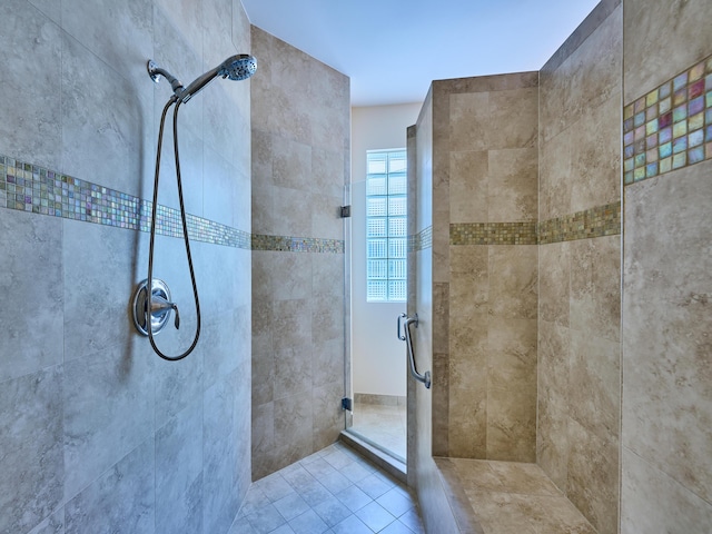 bathroom featuring a tile shower