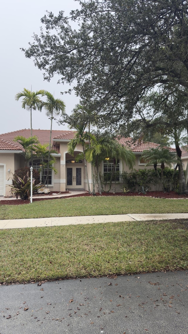 view of front of house featuring a front lawn