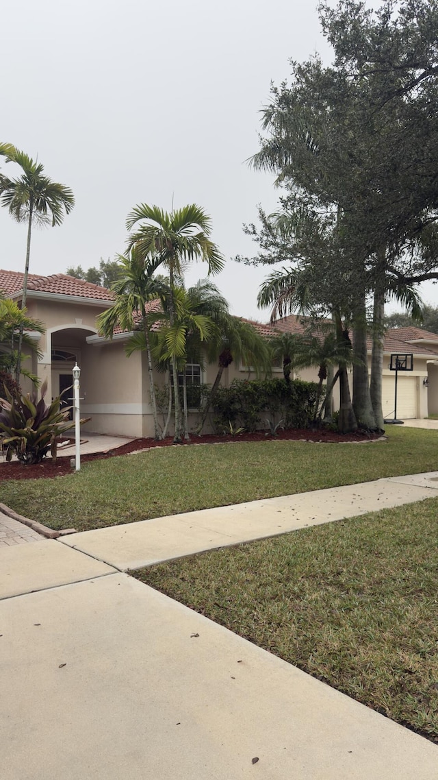 view of front of property featuring a front lawn