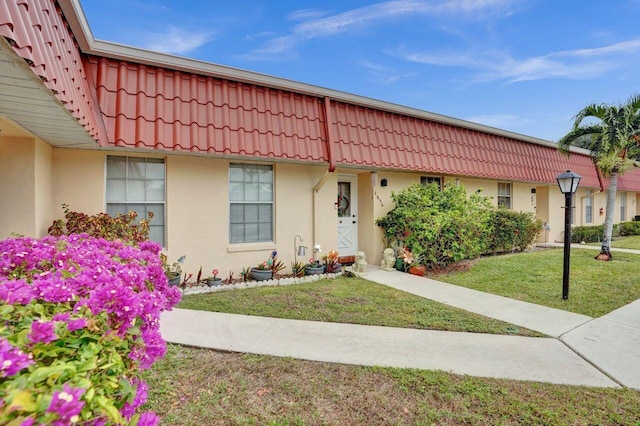 view of front of home featuring a front yard