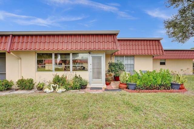 view of front facade with a front yard