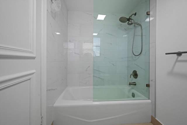 bathroom with tiled shower / bath combo