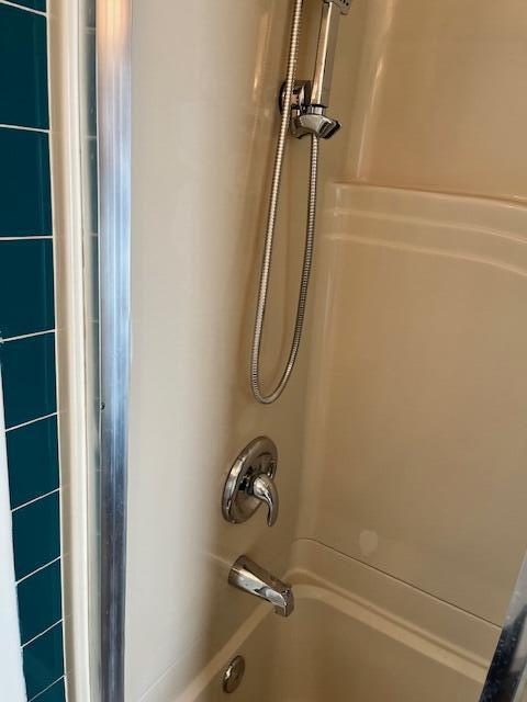 details featuring shower / tub combination