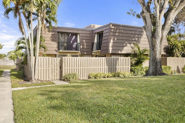 view of front of property featuring a front lawn