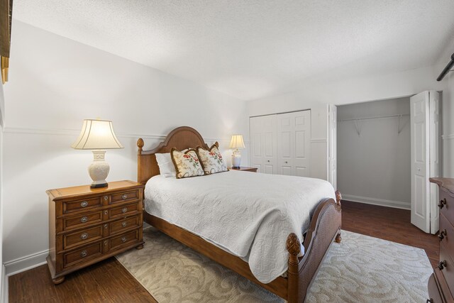 bedroom with dark wood-type flooring, a closet, and a textured ceiling