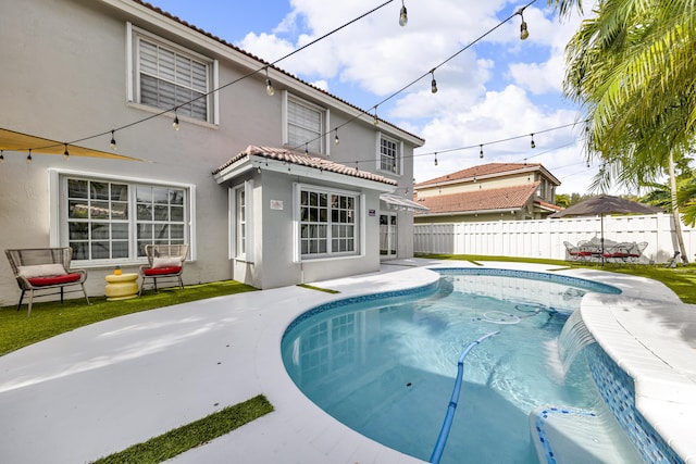 view of swimming pool